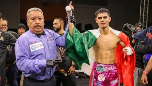 Sergio Yoreme Mendoza celebra su triunfo por nocaut técnico ante Ricardo Sandoval