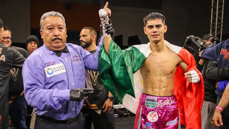 Sergio Yoreme Mendoza celebra su triunfo por nocaut técnico ante Ricardo Sandoval
