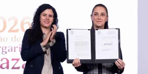 Claudia Sheinbaum durante la firma del decreto de reforma constitucional sobre nacionalidad única