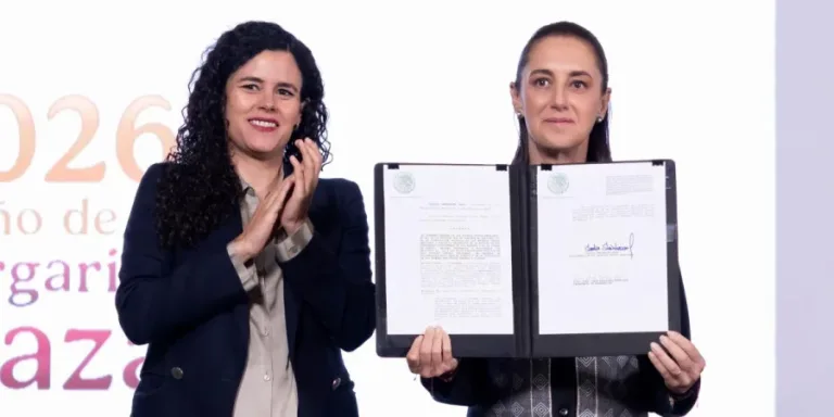Claudia Sheinbaum durante la firma del decreto de reforma constitucional sobre nacionalidad única