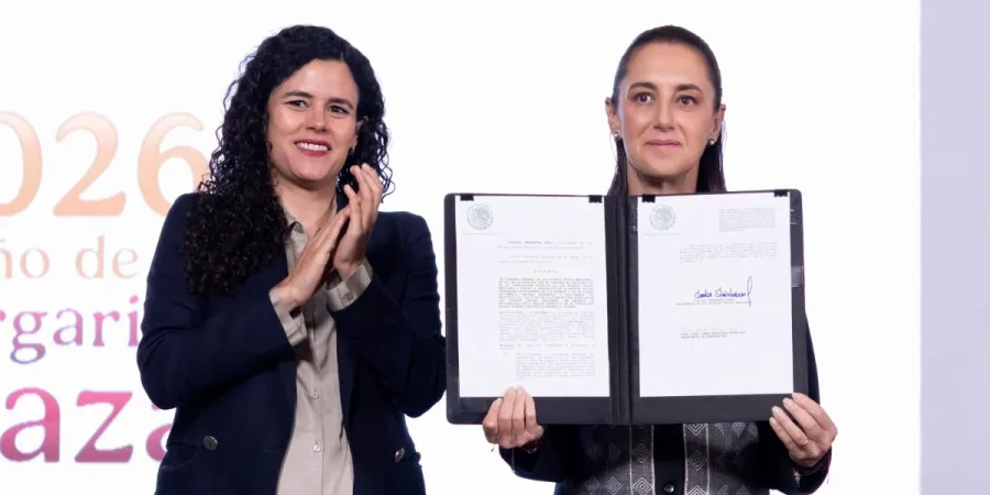 Claudia Sheinbaum durante la firma del decreto de reforma constitucional sobre nacionalidad única