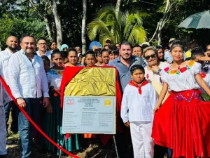 Entrega de clave oficial a telesecundaria de Marqués de Comillas