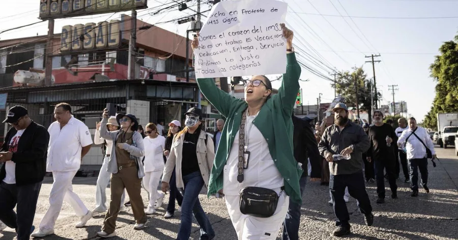 Trabajadoras del IMSS durante una movilización por mejores salarios y condiciones laborales