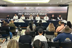 Camiones de carga en una carretera de México antes del paro nacional anunciado