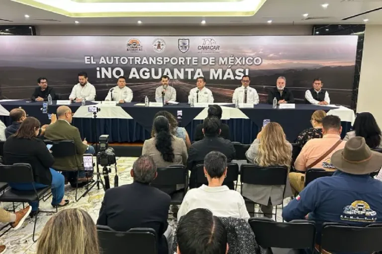 Camiones de carga en una carretera de México antes del paro nacional anunciado