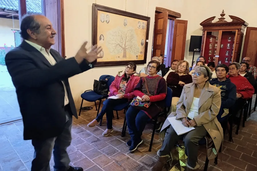 Ponente dialoga con asistentes del programa UNICACH Mayor en Comitán de Domínguez