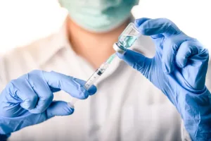 Especialista analiza una muestra en laboratorio durante la vigilancia de variantes de COVID-19